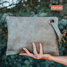 Load image into Gallery viewer, Essential Clutch